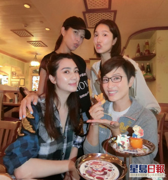 享受同好姊妹蔡少芬、陳法蓉和李亞男歡聚時刻。