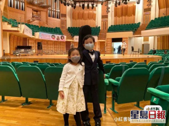 中曦和妹妹中妍在演出場地內合照。