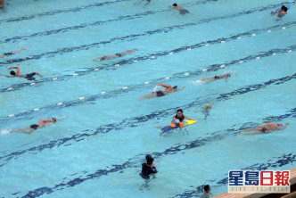 泳池重开第二日，市民继续到泳池游泳。