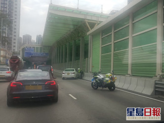 私家車撞向路中隔音屏的石壆。屯門公路塞車關注組 網民:Iman Cheung