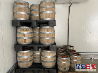 酒厂堆放的啤酒桶。AP图片