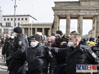 柏林有约500人聚集在勃兰登堡门附近。AP