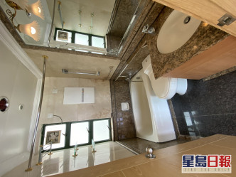 兩個浴室及客廁均採明廁設計，有助通風透氣。