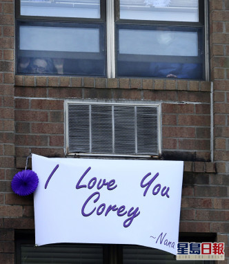 安德烈斯的窗户外亦挂上了「我爱你卡佩罗尼（I Love You Corey）」的横额作回应。 AP