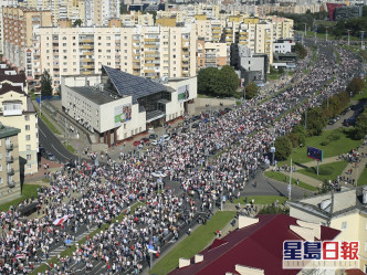 首都明斯克周日有超過15萬人上街遊行。AP