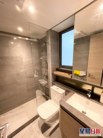 浴室以石材鋪砌牆地，易於打理清潔。