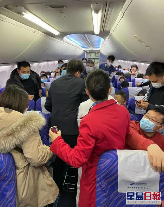 机上的服务员立即上前为乘客急救。网图