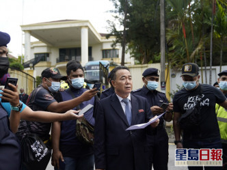 大使館發言人金宇宋離開前向傳媒發表聲明。AP