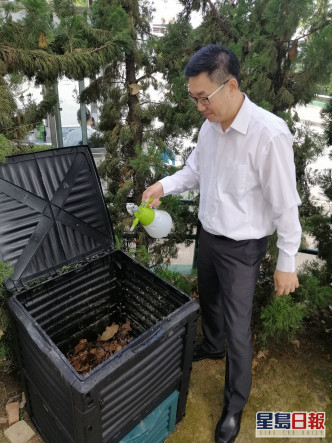 蟠龍半島物業及設施經理葉先生滿意「就地堆肥」的成效:「『就地堆肥』只需極少額外水、電、人手等開支,設施佔地不多,亦不會造成衛生問題。住戶非常支持此計劃,甚至主動提供家居的園林廢物用作堆肥。」THEi提供圖片