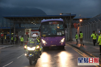 武汉回港港人前往火炭接受检疫。