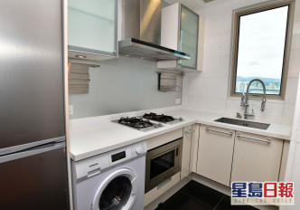 房備有曲尺形廚櫃，亦有位置容納雪櫃。