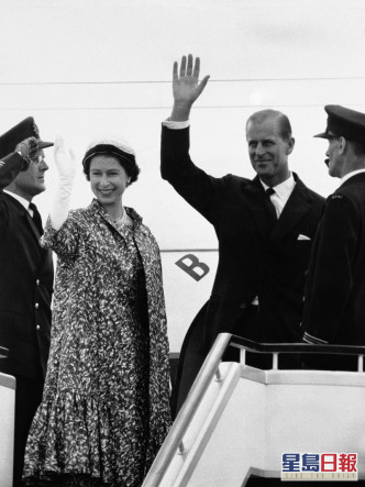 英女皇及菲臘親王過往一直有影皆雙。AP資料圖片