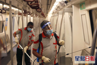 工作人員消毒地鐵車廂為重開作準備。 AP