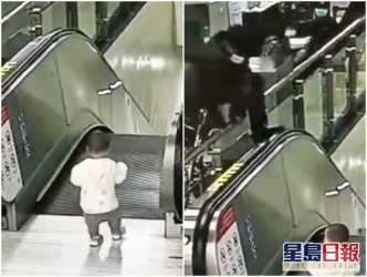 男童站在扶手电梯口，职员见状立即跨越栏杆。网图