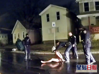黑人男子普魯德今年3月在裸跑時被警察制服，後因被套上頭套致窒息死亡。AP資料圖片