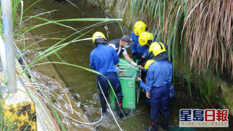 消防及漁護署人員爬落引水道救起小赤麂。