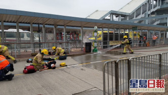 消防开喉扑熄火势，救护员到场救治伤者。