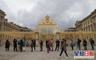 法国凡尔赛宫外情况。AP资料图片