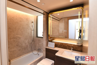浴室設有鏡櫃，方便整理儀容及收納。（1B座18樓B室交樓標準示位）