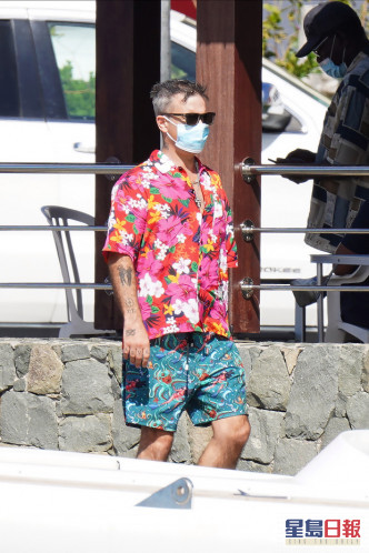 日前，Robbie Williams正於加勒比海St Barts度假。(網上圖片)