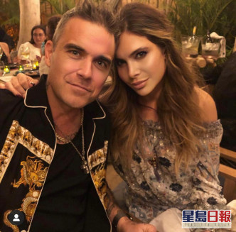 Robbie Williams跟模特兒太太Ayda Field。