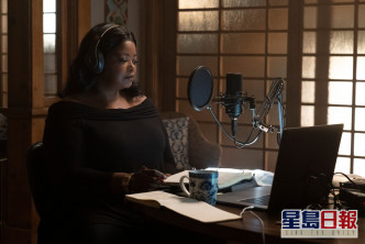 《真相大白》(Truth Be Told)
不少影迷都為了 Octavia Spencer ⽽追看《真相⼤⽩》,劇集講述因為報導⼀單少年殺⼈案⽽成名的記者 Poppy(Octavia Spence 飾),多年後發現全新證據可能證明到罪犯的無辜,由此進⾏⼀連串偵查⾏動,途中看⾒ Poppy 追求真相和公義的無畏精神,沒教⼈失望的是 Octavia 由頭帶到尾的精湛演技,與飾演少年罪犯的Aaron Paul 連番⾾戲,氣場強⼤⽽處變不驚。
