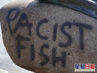 铜像被人喷上「种族歧视鱼」字眼。AP