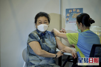 律政司司長鄭若驊接種新冠疫苗。