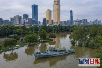 長江中下游洪水洪峰順利通過漢口江段。新華社資料圖片