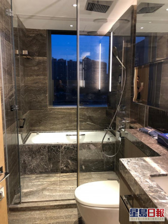 浴室以雲石設計，並置有浴缸。