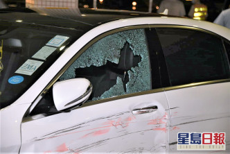 涉事私家車玻璃碎裂。