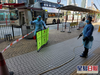 清洁工人在巴士站进行大消洗消毒。