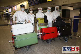 關智斌（左起）、阿嬌、阿Sa、何珮瑜及陳家樂穿戴全套保護衣抵港。