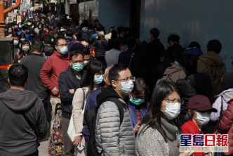 香港市民在疫情爆發初期就已自律戴上口罩防疫。資料圖片