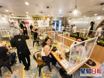 泰國曼谷有餐廳利用塑膠板阻隔面對面客人。網上圖片