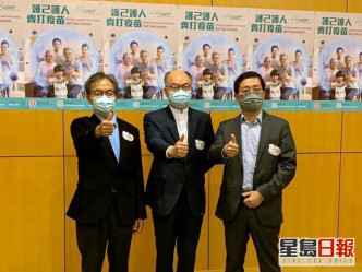 陳帆（中）與香港機場管理局主席蘇澤光（左）及行政總裁林天福（右），為接種疫苗的機場員工及機組人員打氣。網誌圖片