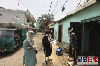 印度官立学校教师与居民进行调查记录新健康状况。 AP
