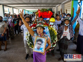 示威期間死亡的男子舉殯。AP圖片