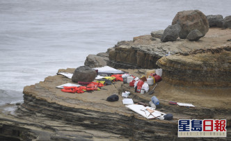 卡布里洛國家紀念碑的海岸線上，排列着打撈起來的物品。AP圖片