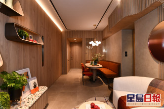 牆身木飾細節亦延展至自然色系的客廳。（1B座48樓A室經改動示範單位）