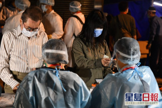 上海街文華閣居民陸續檢測。