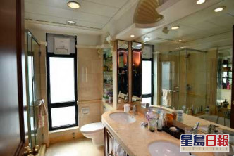 图中浴室以云石装潢，并附有双洗手盆、独立淋浴间及浴缸。