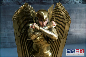 神奇女俠姬嘉鐸的黃金戰士Look好有型。
