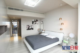 主人房面積偌大，以淡色牆身配以淺灰色地板，設計簡潔舒適。