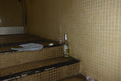警方在後梯發現一個啤酒樽，樽內仍有少量懷疑天拿水。