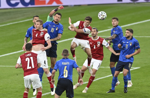 意大利（蓝衫）与奥地利法定时间内踢成0:0，是本届欧国杯第一次加时比赛。AP
