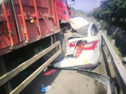 被撞白色房車被貨車輾壓。(網圖)