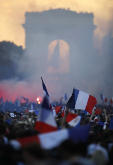 相隔20年再次夺冠令法国人非常兴奋，球迷把凯旋门挤得水泄不通。AP