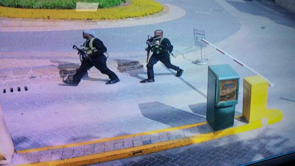 有传媒取得酒店闭路电视片断，显示最少有4名枪手冲入酒店大堂，向餐厅的食客乱枪扫射。AP