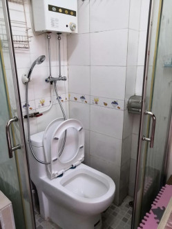 洗澡的地方沒有分隔，整個空間極之擠迫。Facebook圖片